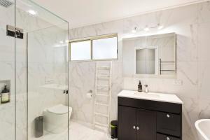 Luxury Getaway in a Statement Home Steps to Beach