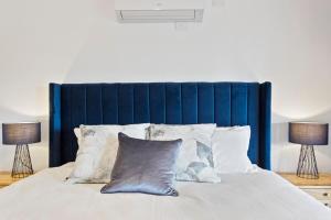 Luxury Getaway in a Statement Home Steps to Beach