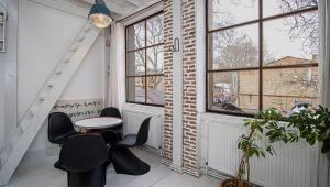 1BR Mezzanine Apt with Patio Charm for 6 - By Wehost