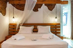 1BR Apt with Dual Terraces & Views - By Wehost