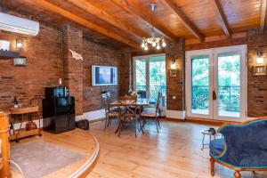 1BR Apt with Dual Terraces & Views - By Wehost