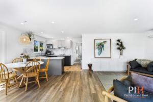 Smith Beach Family House Sleep 6