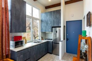 Central Tbilisi Apt with City Views - by Wehost