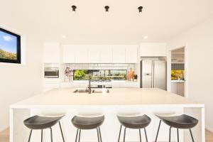 Bellevue Mini Golf Rumpus Rm + Sea Views Modern