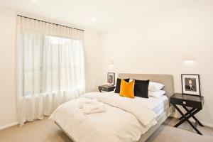 Bellevue Mini Golf Rumpus Rm + Sea Views Modern