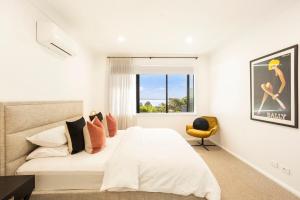 Bellevue Mini Golf Rumpus Rm + Sea Views Modern