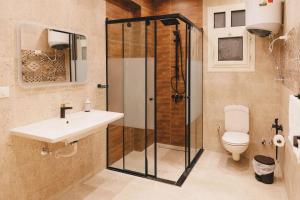 Signature Stays Breezy Modern Apt