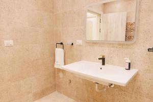 Signature Stays Breezy Modern Apt