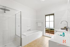 Serene Beach Haven: Sleeps 12