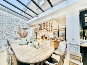 Maisons de vacances Exceptional house with Terrace and Parking a Courbevoie : photos des chambres