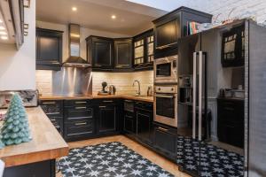 Maisons de vacances Exceptional house with Terrace and Parking a Courbevoie : photos des chambres