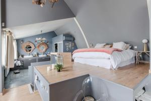 Maisons de vacances Exceptional house with Terrace and Parking a Courbevoie : photos des chambres