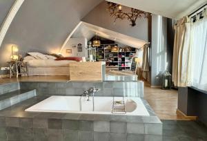 Maisons de vacances Exceptional house with Terrace and Parking a Courbevoie : photos des chambres