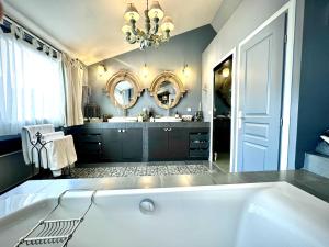 Maisons de vacances Exceptional house with Terrace and Parking a Courbevoie : photos des chambres