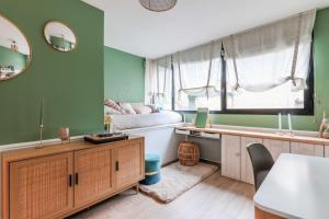 Maisons de vacances Exceptional house with Terrace and Parking a Courbevoie : photos des chambres
