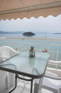 Olgas Sea View Apartment by HSH