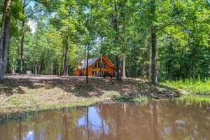 Upscale Broken Bow Cabin Hot Tub and Fishing Pond! - Idabel