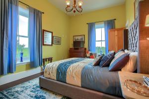 Queen Room with Pool View room in Stuart Manor Bed and Breakfast