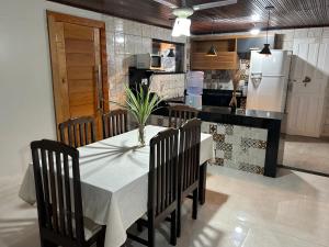 Casa no centro da cidade com garagem.