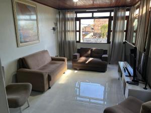 Casa no centro da cidade com garagem.