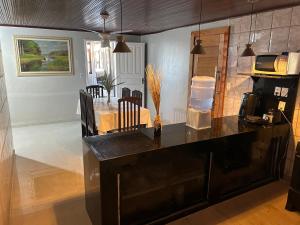 Casa no centro da cidade com garagem.