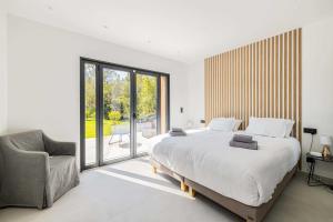 Villas Modern Villa with Heated Pool and Garden : photos des chambres
