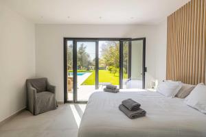 Villas Modern Villa with Heated Pool and Garden : photos des chambres
