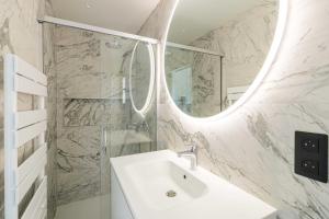 Villas Modern Villa with Heated Pool and Garden : photos des chambres