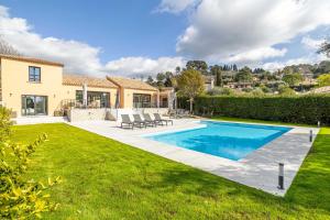 Villas Modern Villa with Heated Pool and Garden : photos des chambres