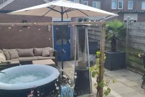 Garden, Jacuzzi, bbq, city centre, 2 bedrooms - Zuidschermer