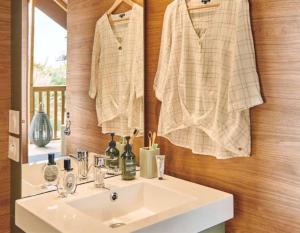 Campings Camping 3 etoiles - Piscine - efc0ab : photos des chambres