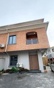 Majestic Oasis - Falomo