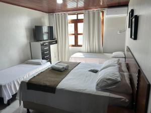 Casa no centro da cidade com garagem.