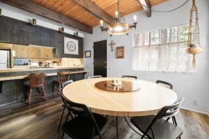 Sky Krest - Located on a quiet street in the middle of town, Games! Pool table!