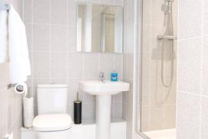 Prime Location - 4 Bedroom 3 Bathroom House - Sleeps up to 8 - Free Parking, Fast Wifi, Balcony, Smart TV and Private Garden by Yoko Property