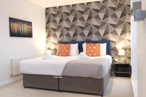 Prime Location - 4 Bedroom 3 Bathroom House - Sleeps up to 8 - Free Parking, Fast Wifi, Balcony, Smart TV and Private Garden by Yoko Property