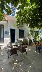 Σπίτι στην παραδοσιακή πλατεία. - Valeontádes