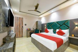 The Pearl Plaza Hotel in City Centre - Near New Delhi Railway Station