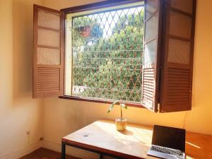 Quarto Casal com Janela Casa Caramel