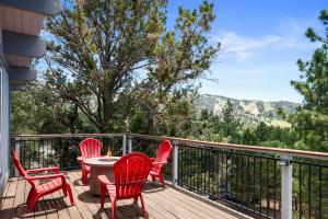 Chalet Colusa - SPECTACULAR MOUNTAIN RETREAT WITH INVITING HOT TUB!