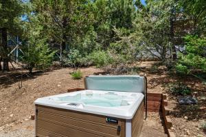 Chalet Colusa - SPECTACULAR MOUNTAIN RETREAT WITH INVITING HOT TUB!