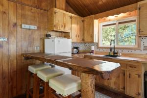 Chateau Rouge - Walk to Lake & Village, AC, Pet Friendly!