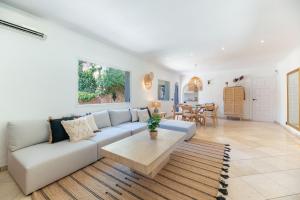 NEW beachside Villa with private pool