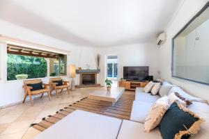 NEW beachside Villa with private pool