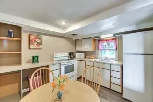 Lake George Studio Walk to Village and Beach! - 博尔顿兰丁