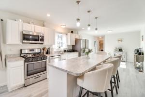 3 Mi to Kalahari: Pocono Summit Home w Pool Table