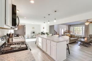 3 Mi to Kalahari: Pocono Summit Home w Pool Table