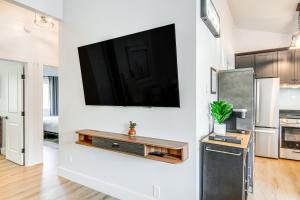 Steps to Lake Pagosa! Remodeled Home with Sleds