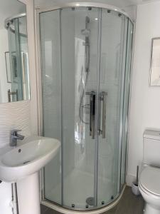 1-Bed - Sleeps 2 - Pet Friendly w Parking