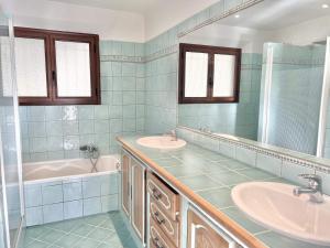 Villas L-Oliveda - completement climatisee, piscine, calme, proche commerce et lac, ski a 45min : photos des chambres